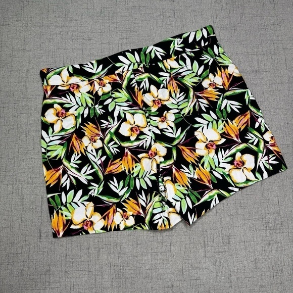 White House Black Market Tropical Floral Print Pull On Stretch Shorts Size 6 - Picture 4 of 6